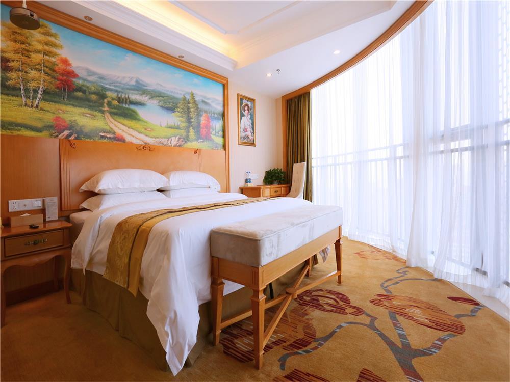 Vienna International Hotel Yantai Changjiang Road Xingyi Square Branch Zewnętrze zdjęcie