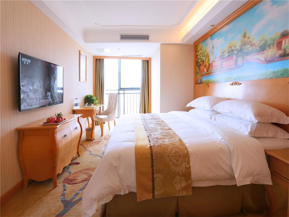 Vienna International Hotel Yantai Changjiang Road Xingyi Square Branch Zewnętrze zdjęcie